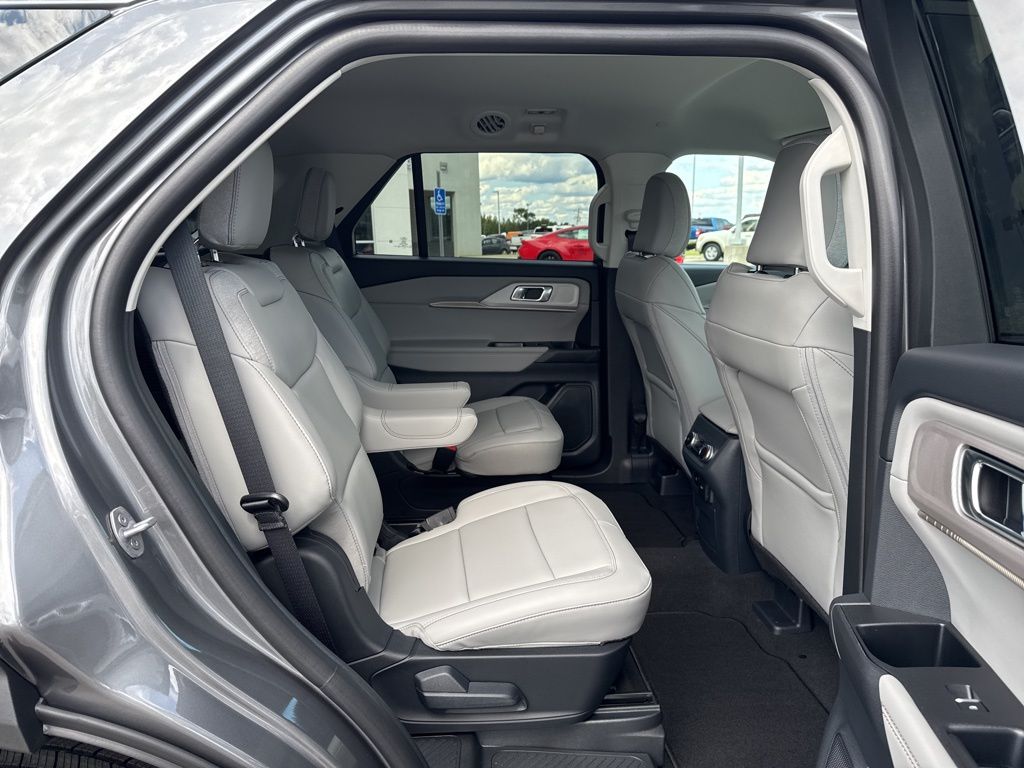 2025 Ford Explorer photo 17