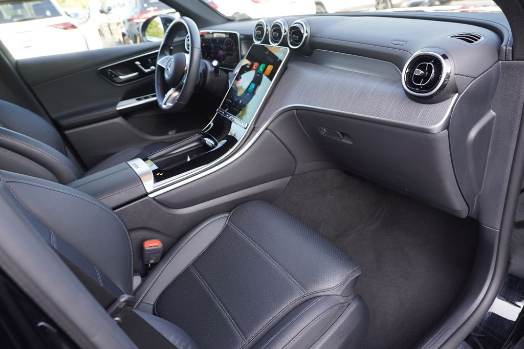 2025 Mercedes Benz GLC 300 photo 10