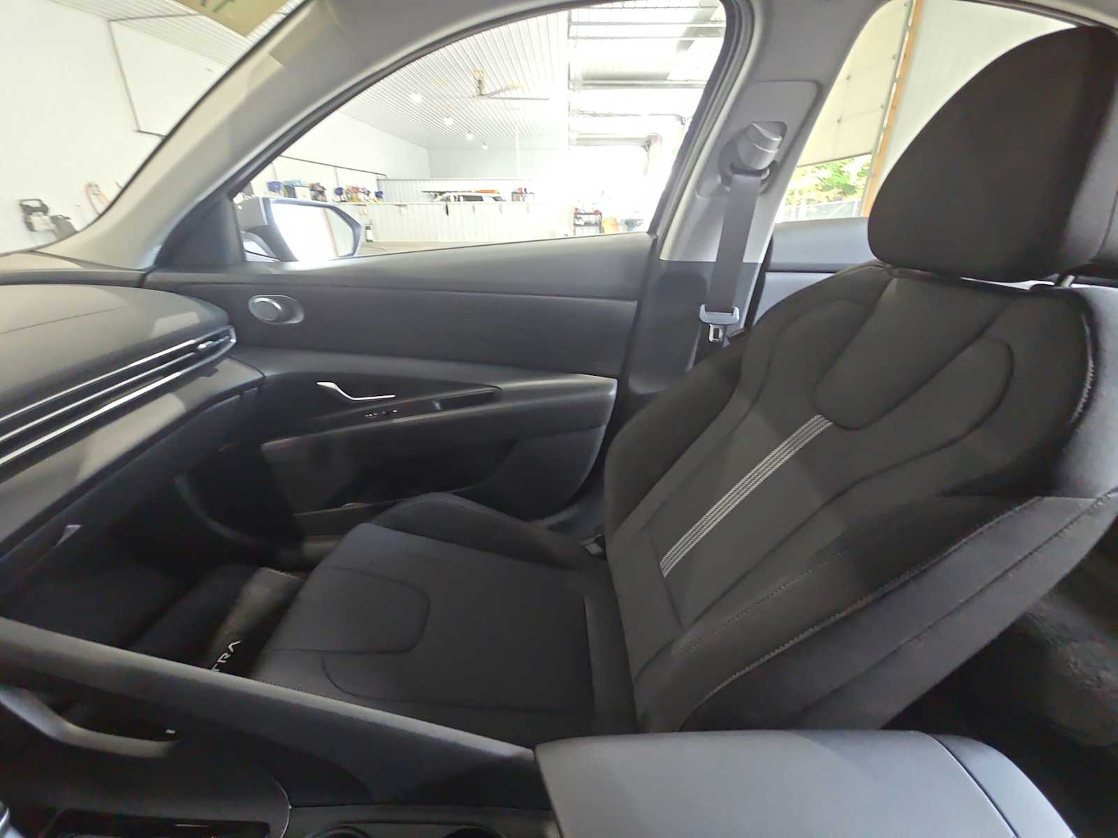 2025 Hyundai Elantra SE photo 13