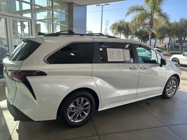 2025 Toyota Sienna XLE photo 5