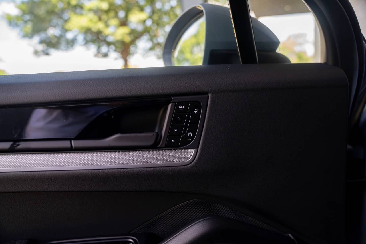 2025 Porsche Cayenne S photo 24
