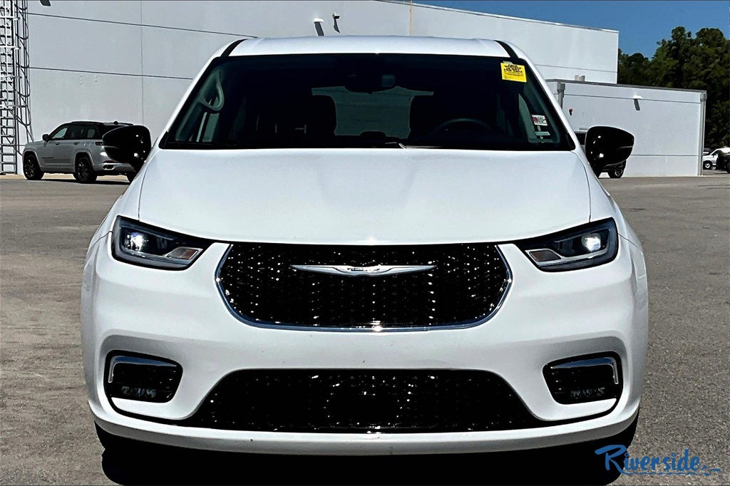 2024 Chrysler Pacifica Touring L photo 2