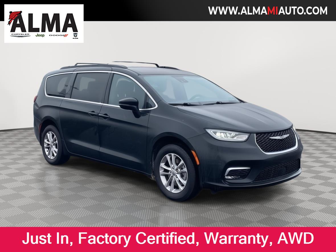 2022 Chrysler Pacifica Touring's photo