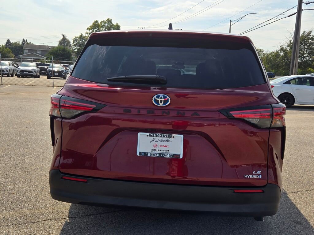 2021 Toyota Sienna LE photo 10