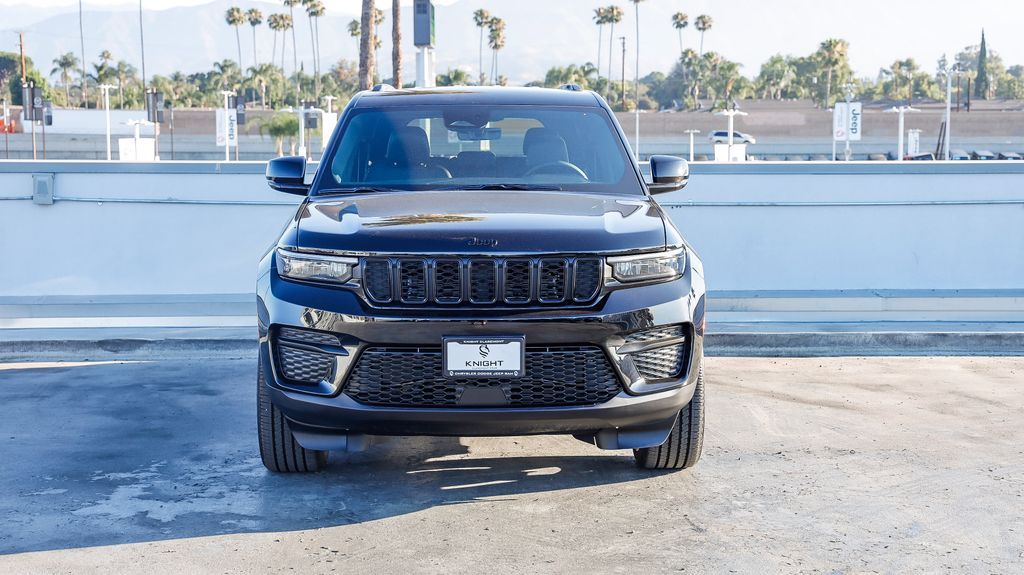 2025 Jeep Grand Cherokee Laredo Altitude photo 3