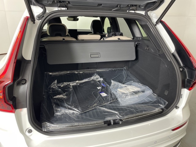 2026 Volvo XC60 Plus photo 39