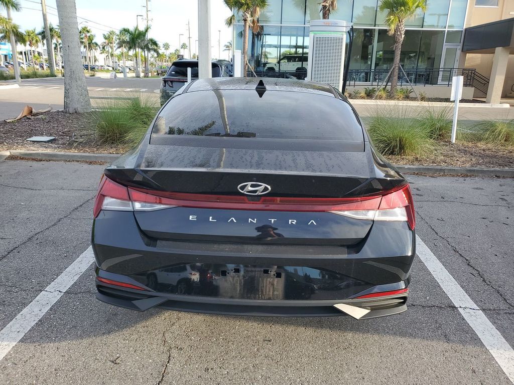 2023 Hyundai Elantra SEL photo 4