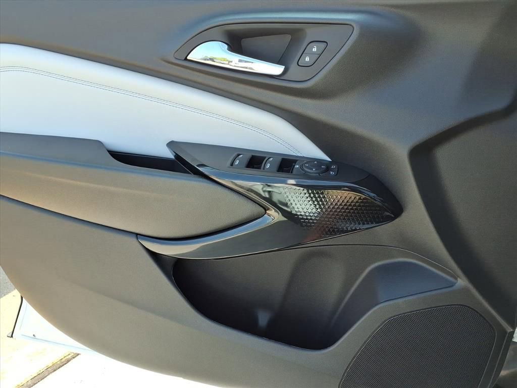 2025 Chevrolet Trax LT photo 17