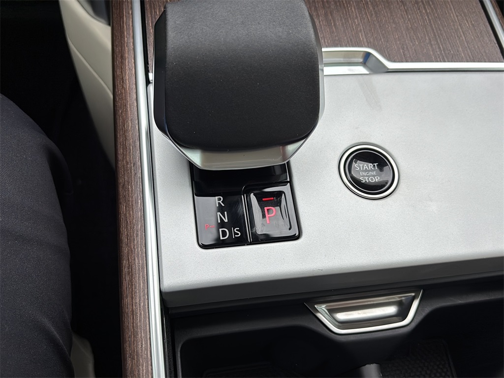 2025 Land Rover Range Rover SE photo 18