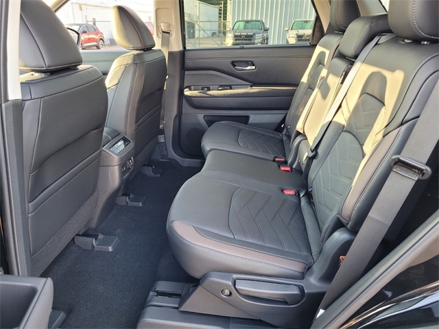 2025 Nissan Pathfinder Platinum photo 5