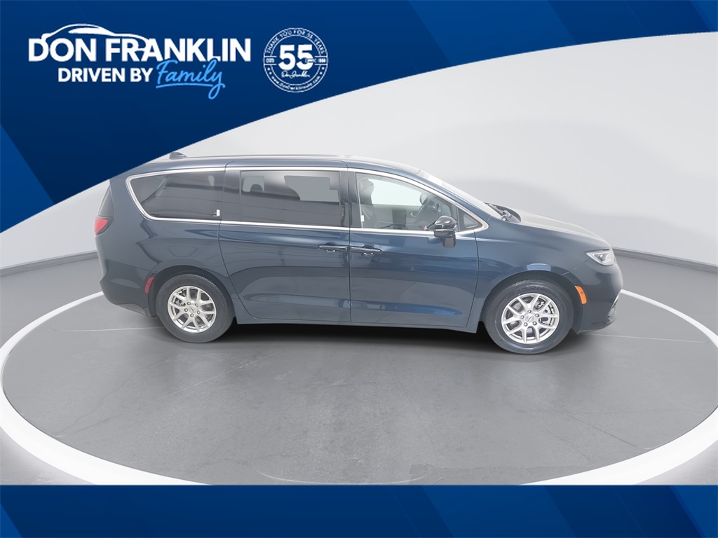 2024 Chrysler Pacifica Touring L's photo