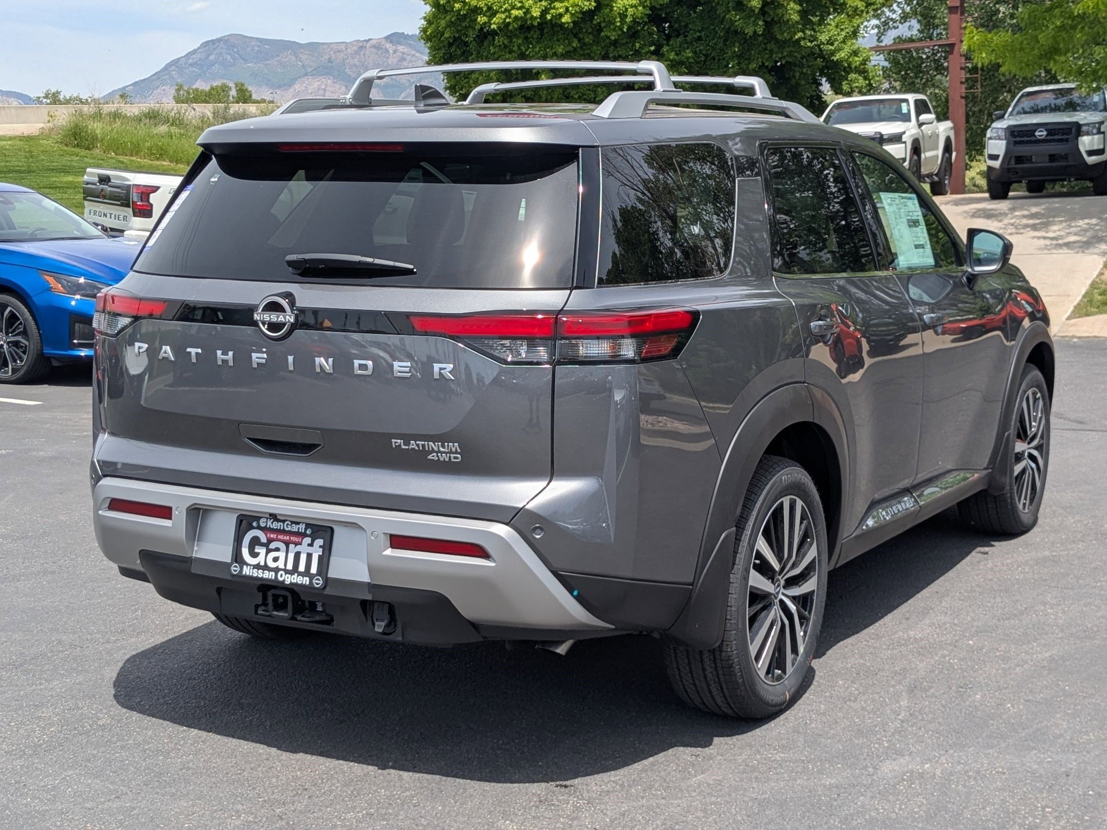 2025 Nissan Pathfinder Platinum photo 3