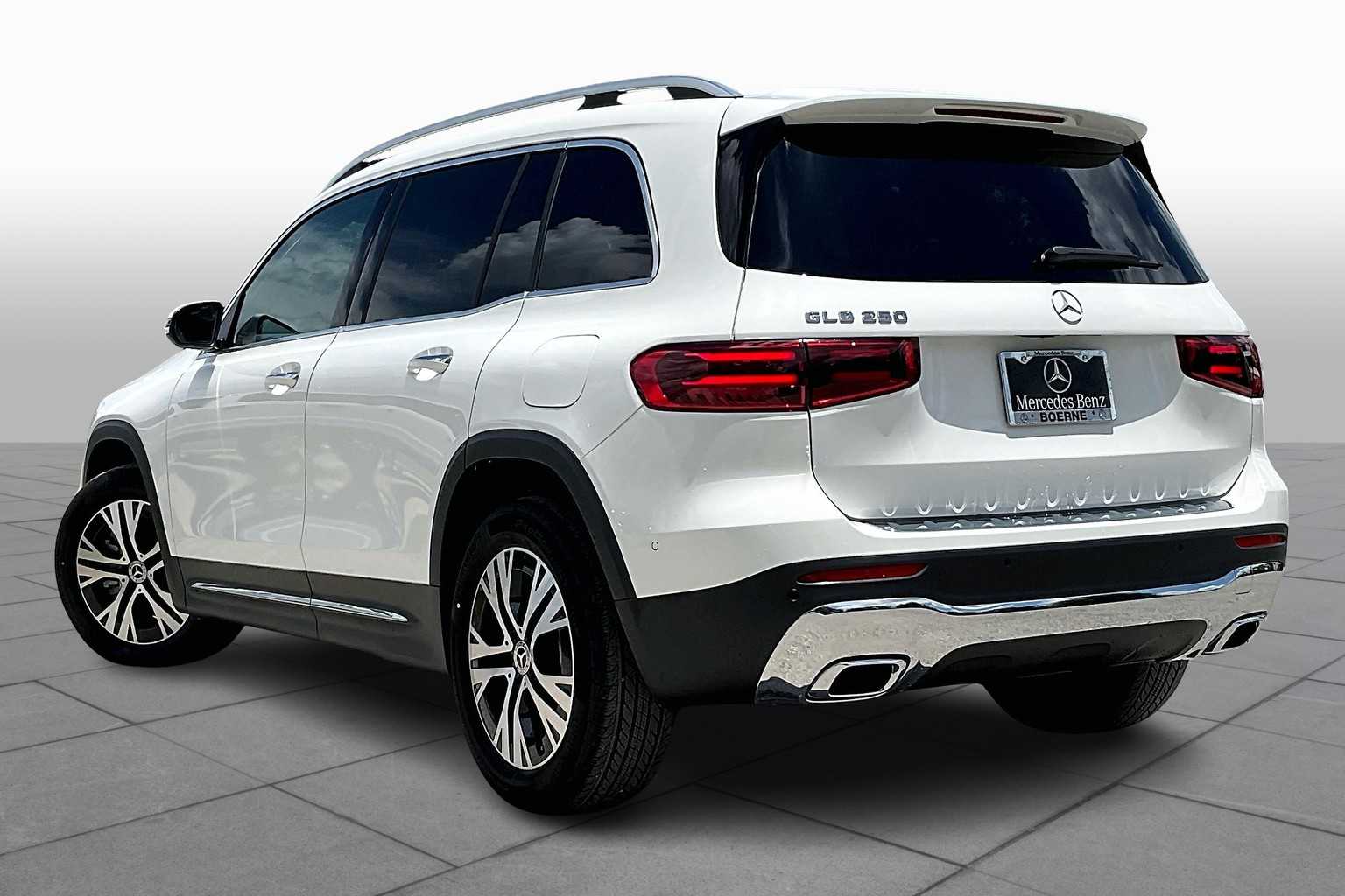 2025 Mercedes Benz GLB 250 photo 3