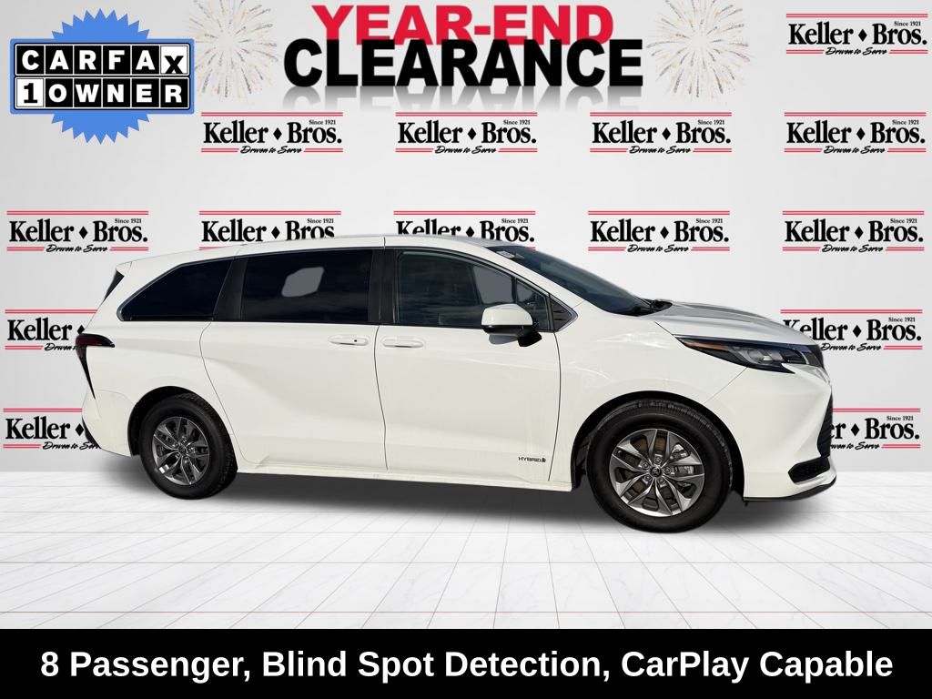 2021 Toyota Sienna LE's photo