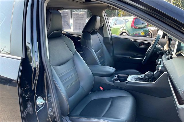 2020 Toyota RAV4 Limited photo 7