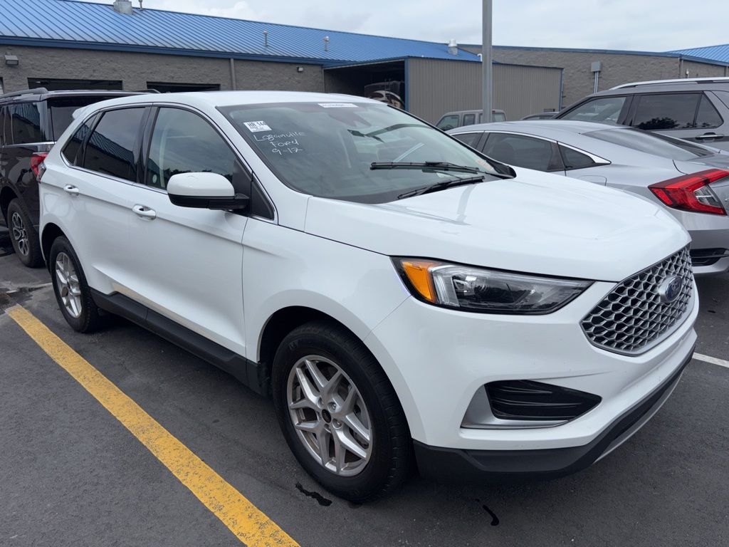 2024 Ford Edge SEL photo 2