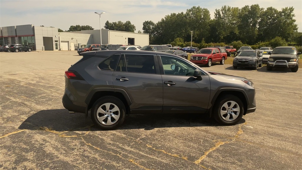 2022 Toyota RAV4 LE photo 8