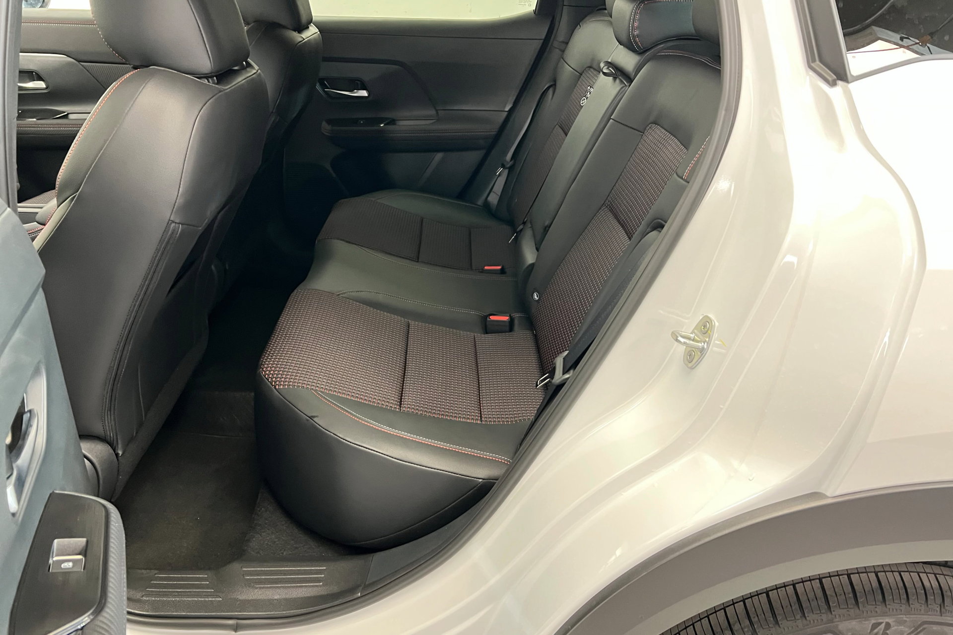 2025 Nissan Kicks SR photo 17