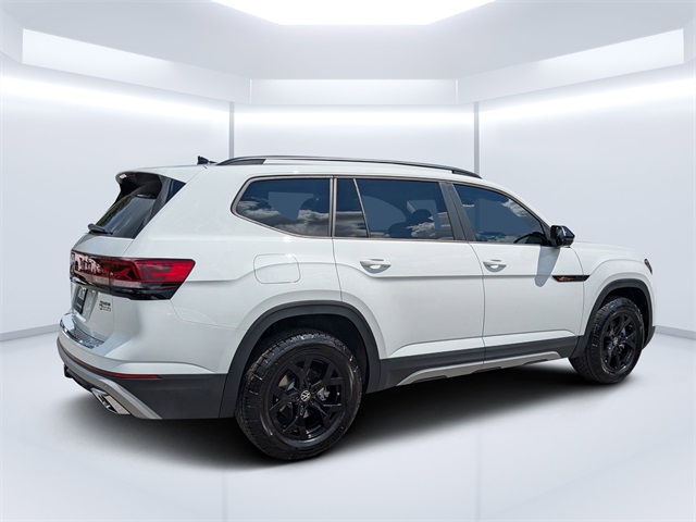 2025 Volkswagen Atlas Peak Edition SE photo 2