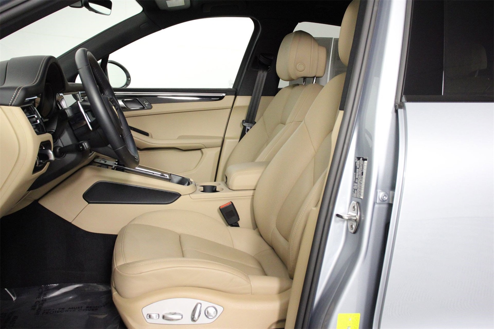 2025 Porsche Macan T photo 5
