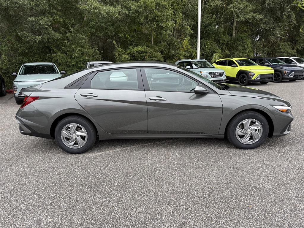 2026 Hyundai Elantra SE photo 2