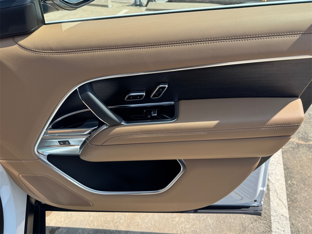 2025 Land Rover Range Rover SE photo 16