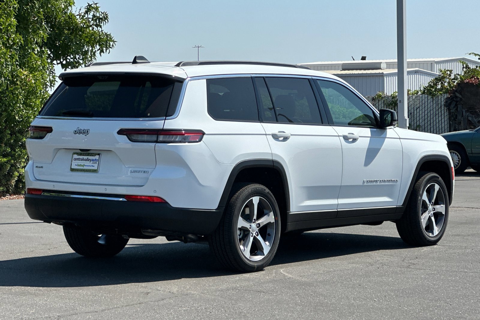 2025 Jeep Grand Cherokee Limited photo 3