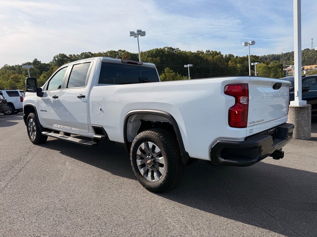2025 Chevrolet Silverado 2500HD Custom photo 2