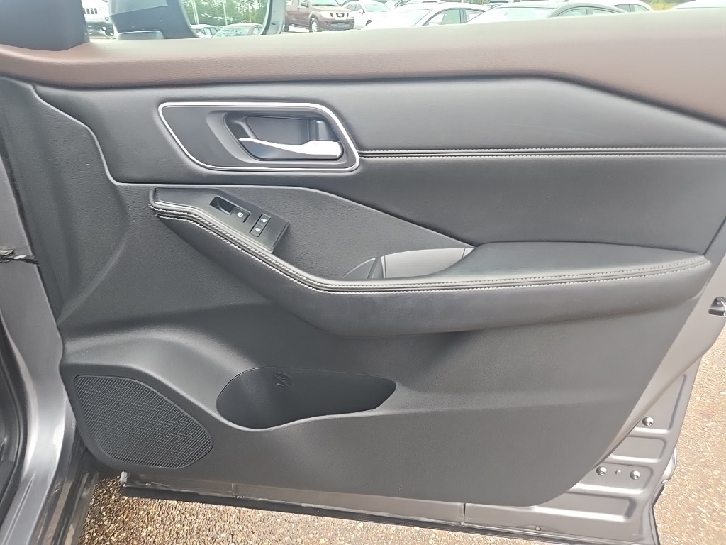2021 Nissan Rogue SV photo 24