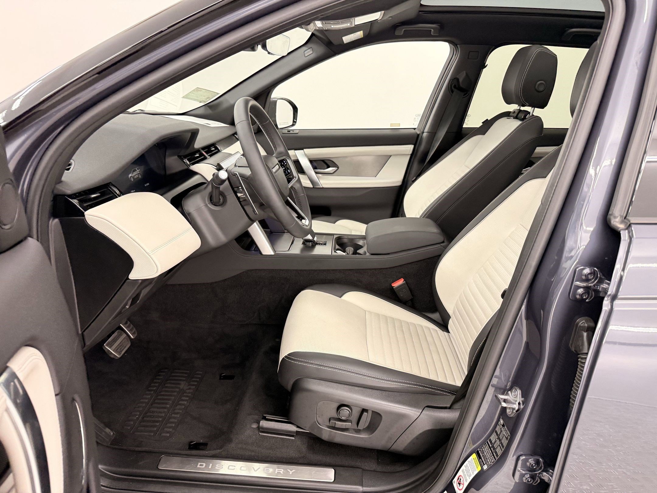 2025 Land Rover Discovery Sport Dynamic SE photo 4