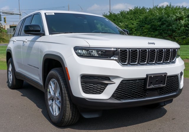 2025 Jeep Grand Cherokee Laredo X photo 4