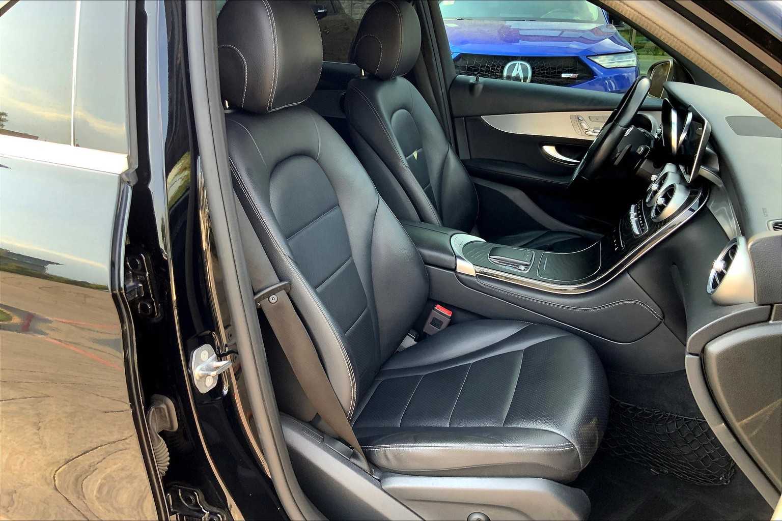 2020 Mercedes Benz GLC 300 photo 3