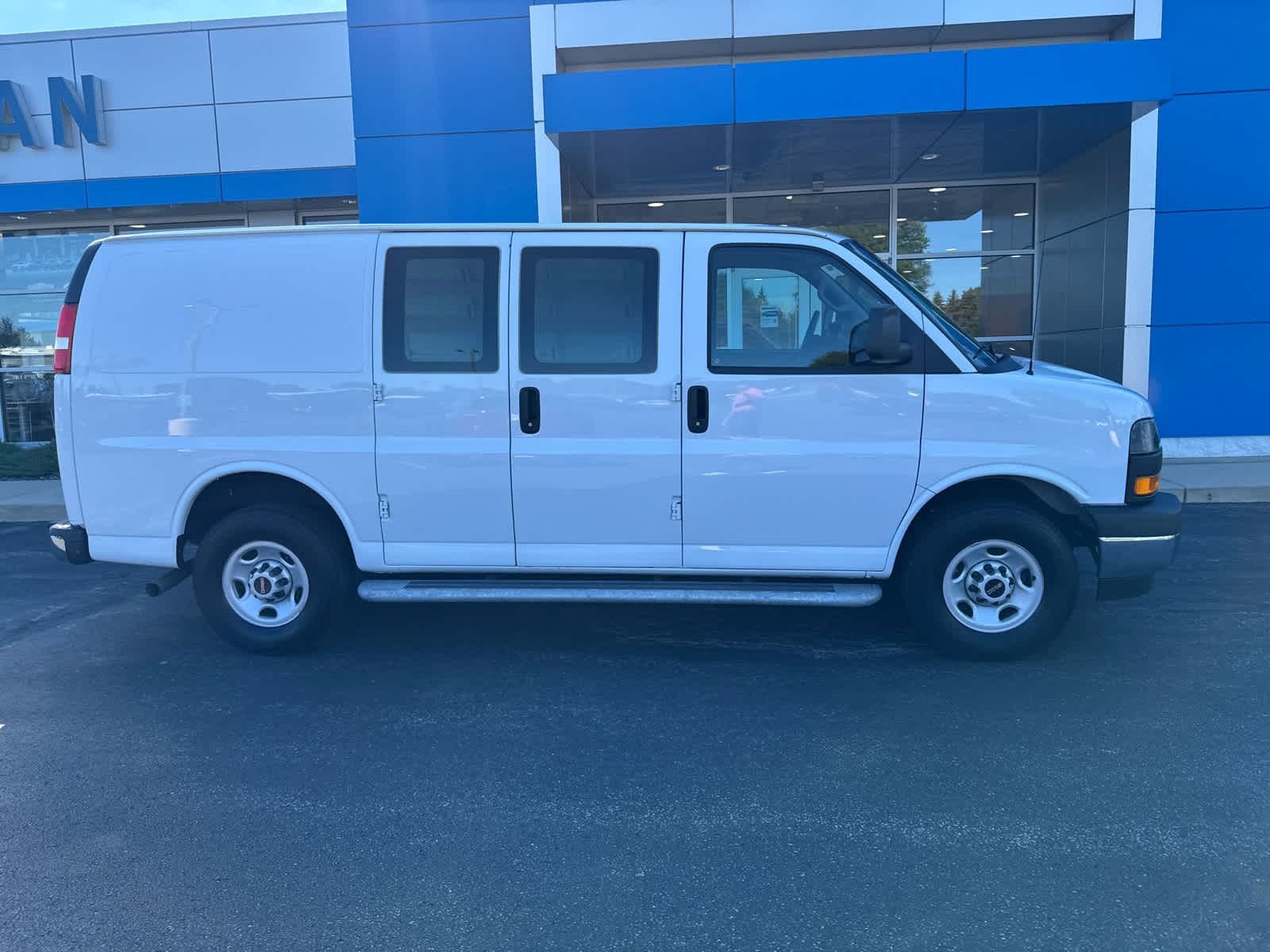 2024 Gmc Savana Cargo 2500 photo 2