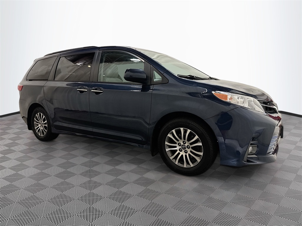 2020 Toyota Sienna XLE photo 4