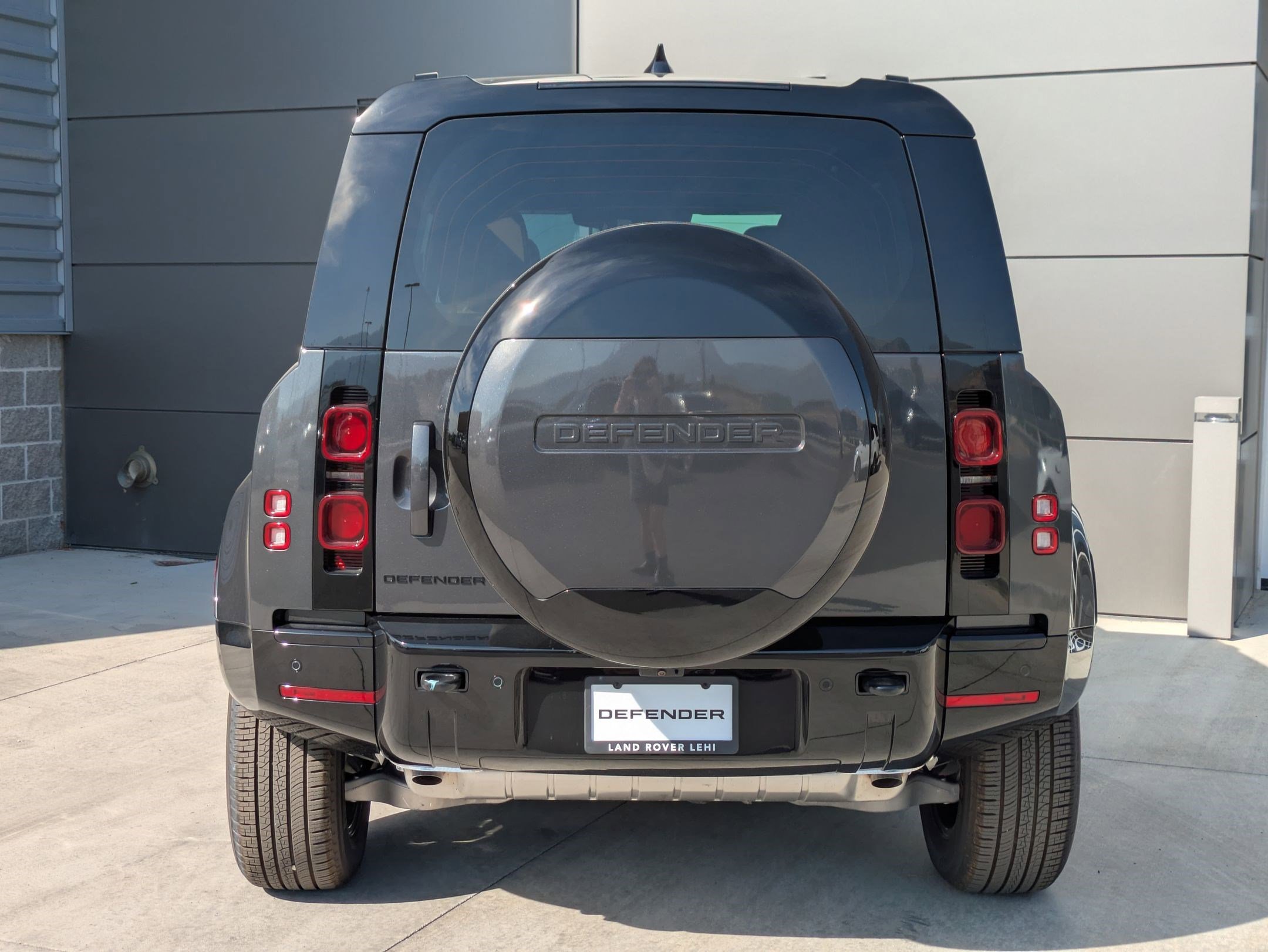 2025 Land Rover Defender 110 X-Dynamic SE photo 4