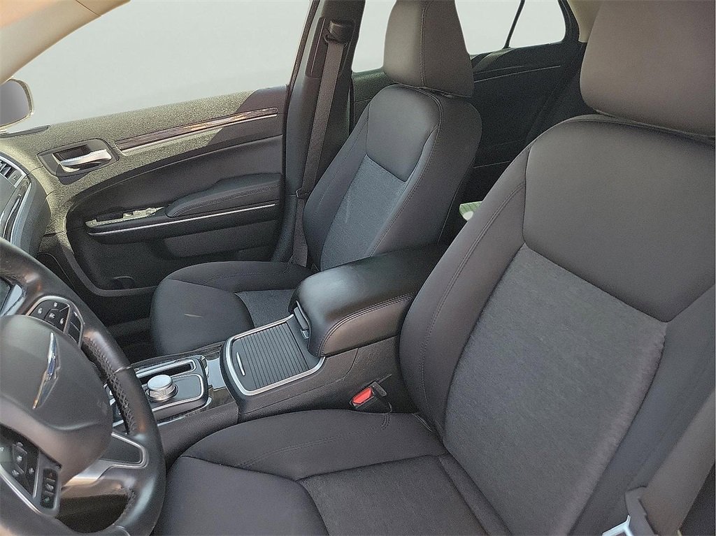 2018 Chrysler 300 Touring photo 14