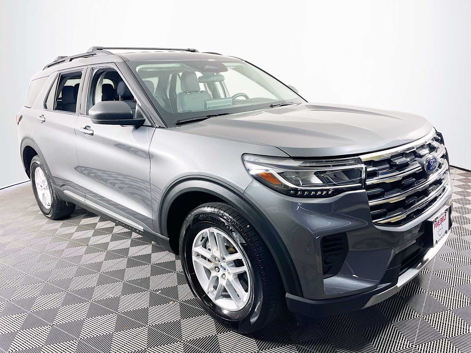 2025 Ford Explorer photo 3
