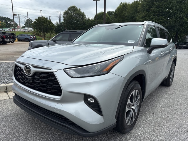 2024 Toyota Highlander LE photo 3