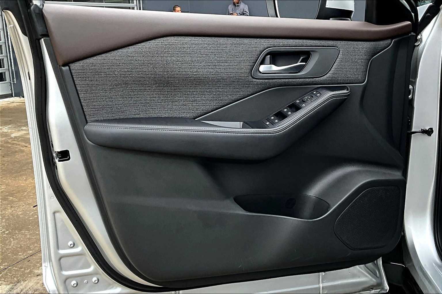 2022 Nissan Rogue SV photo 18