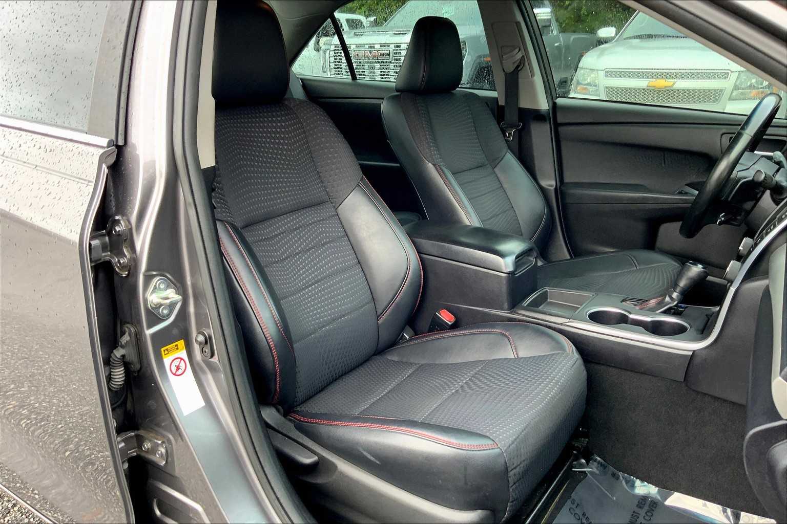 2015 Toyota Camry SE photo 8