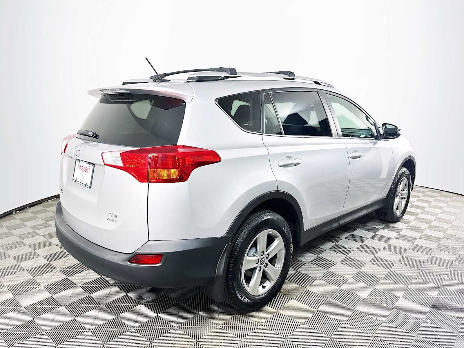 2015 Toyota RAV4 XLE photo 4