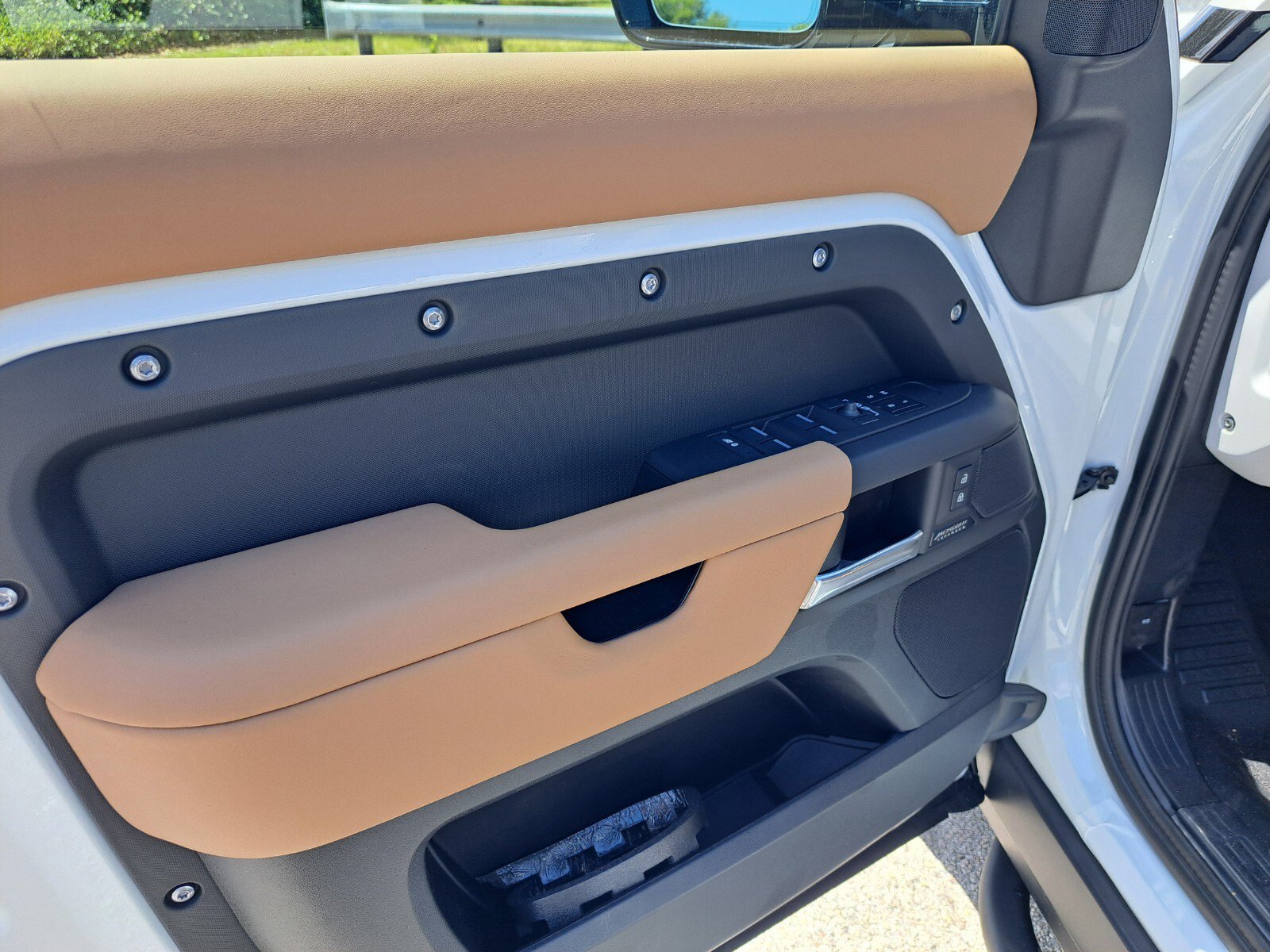 2025 Land Rover Defender 110 X-Dynamic SE photo 9