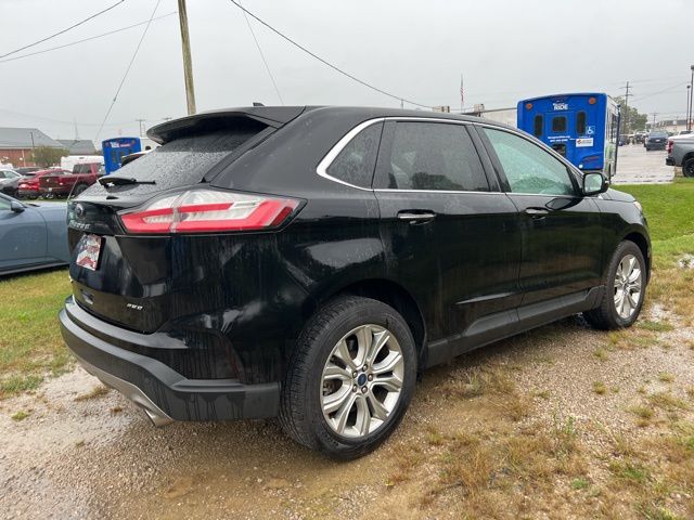 2022 Ford Edge Titanium photo 2