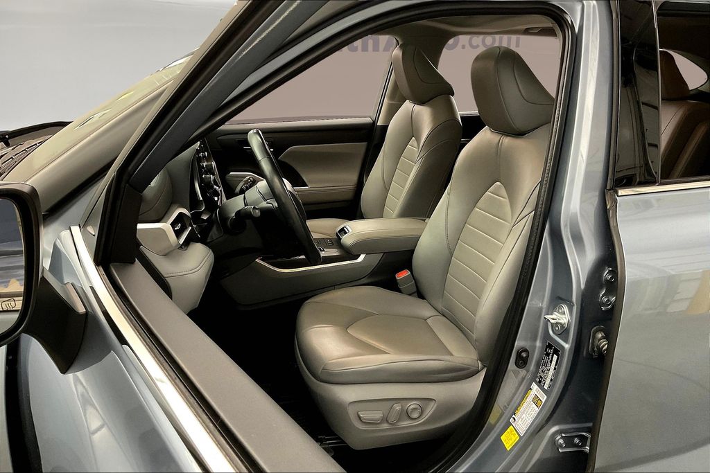 2022 Toyota Highlander Hybrid XLE photo 23
