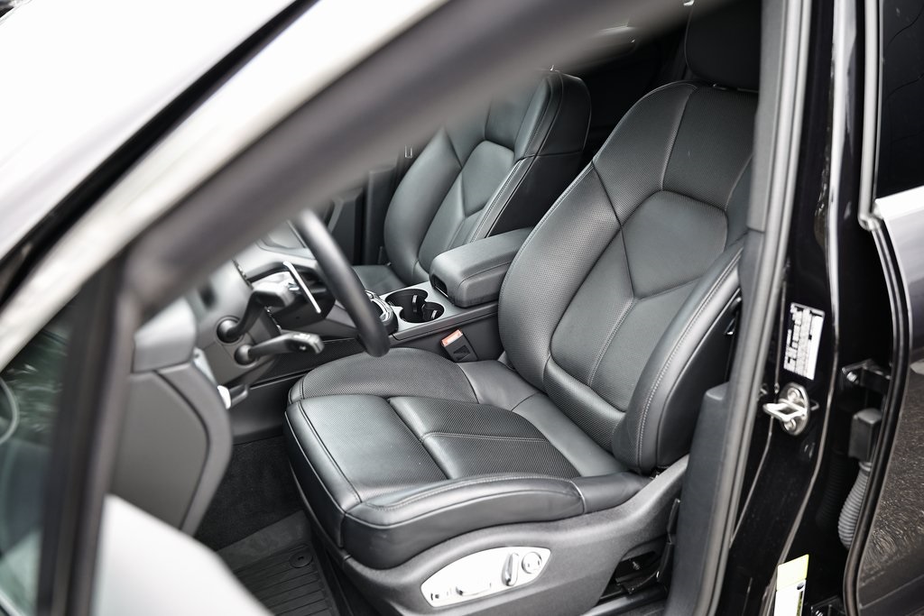 2024 Porsche Macan T photo 4