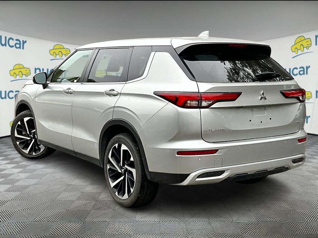 2023 Mitsubishi Outlander SE photo 2