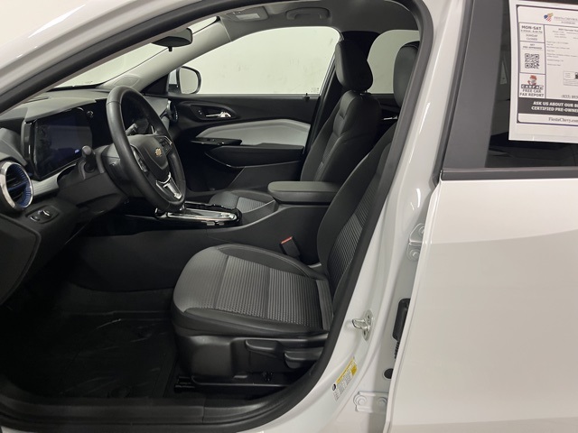 2025 Chevrolet Trax LT photo 14