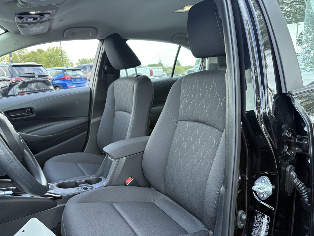 2025 Toyota Corolla LE photo 2