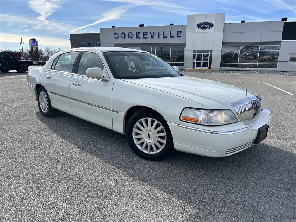 Used 2003 Lincoln Town Car Signature with VIN 1LNHM82W03Y660130 for sale in Cookeville, TN