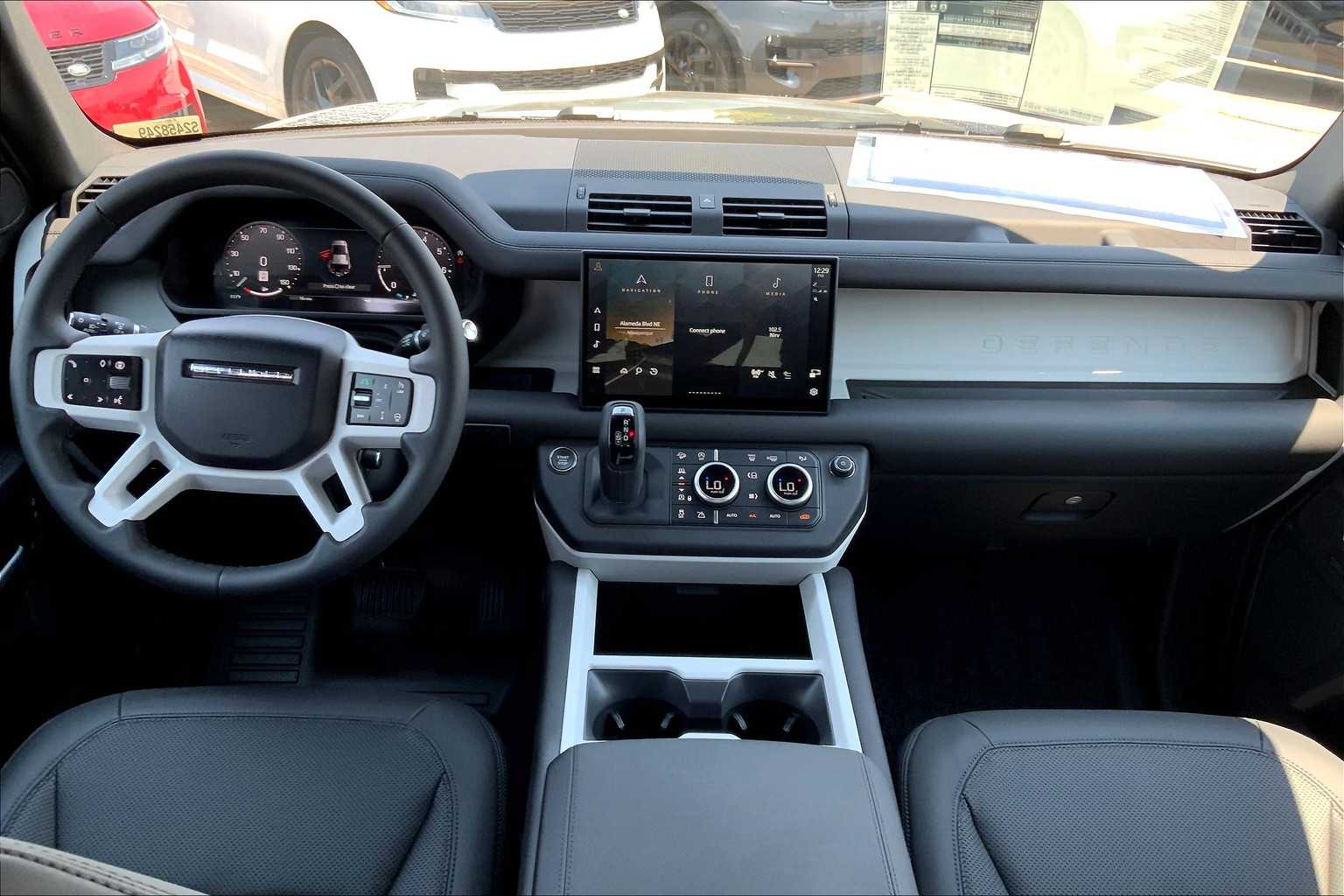 2025 Land Rover Defender X-Dynamic SE photo 5